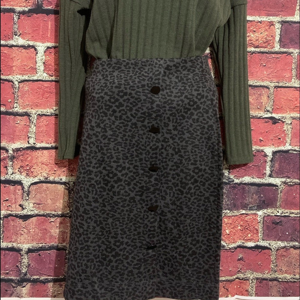 SOLD Stretch Leopard Print Pencil Skirt with Buttons🌹